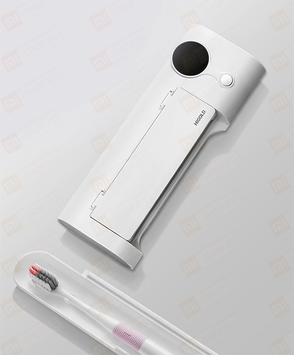 Умный дезинфицирующий держатель для зубных щеток Xiaomi HIGOLD Smart Disinfection Toothbrush Holder (601501) Это держатель для четырех зубных щеток с функцией ультрафиолетовой дезинфекции. В приборе используется фронтальное облучение в сочетании с отражением зеркального отделения для нанесения гальванических покрытий, что обеспечивает всестороннюю стерилизацию. Умный дезинфицирующий держатель для зубных щеток Xiaomi HIGOLD Smart Disinfection Toothbrush Holder (601501) Длительная стерилизация Для поддержания чистоты и гигиены зубной щётки нажмите на кнопку, чтобы включить режим стерилизации 360S длительностью до 6 минут, такая стерилизация не оставляет шансов для размножения бактерий. Нажмите на кнопку ещё раз , чтобы выключить стерилизацию. Умный дезинфицирующий держатель для зубных щеток Xiaomi HIGOLD Smart Disinfection Toothbrush Holder (601501) Всесторонняя стерилизация Умный дезинфицирующий держатель для зубных щеток Xiaomi HIGOLD Smart Disinfection Toothbrush Holder (601501) использует фронтально облучение ультрафиолетовыми лучами в сочетании с отражающим эффектом зеркальной гальванической камеры, для достижения всесторонней стерилизации зубных щёток, не оставляя ни единого шанса для размножения бактерий. Умный дезинфицирующий держатель для зубных щеток Xiaomi HIGOLD Smart Disinfection Toothbrush Holder (601501) Высокоэффективная ультрафиолетовая стерилизация Уничтожают 99,99% бактерий Высокоэффективная ультрафиолетовая стерилизация UVC сделает зубные щетки как новые каждый день. Используется ультрафиолетовый свет с длиной волны 253,7 мм. При его облучении разрушается ДНК микроорганизмов, так что они не смогут размножаться и погибнут. Уровень эффективности UVC достигает 99%. Умный дезинфицирующий держатель для зубных щеток Xiaomi HIGOLD Smart Disinfection Toothbrush Holder (601501) Безопасное использование Держатель спроектирован под четыре слота для зубных щеток. Расстояние между щетками достаточное, чтобы они не соприкасались, что позволит избежать дополнительного размножения бактерий. Устройство обладает системой защиты. Если во время дезинфекции открыть крышку, то машина автоматически прекратит работу и отключит ультрафиолетовое излучение. Когда крышка открыта, то вместо таймера начинает мигать слово OPN (от слова «Open» — открыто). После закрытия крышки, надпись меняется на таймер, и устройство продолжит дезинфекцию. Умный дезинфицирующий держатель для зубных щеток Xiaomi HIGOLD Smart Disinfection Toothbrush Holder (601501) Автономная работа и зарядка Держатель оснащён встроенным аккумулятором емкостью 1500 мАч, которого хватает примерно на 20 дней автономной работы. Зарядка осуществляется через порт Micro USB и до полного заряда аккумулятора потребуется 5 часов. Умный дезинфицирующий держатель для зубных щеток Xiaomi HIGOLD Smart Disinfection Toothbrush Holder (601501) Лёгкая чистка Подставка для зубных щеток может быть снята и очищена отдельно от всей конструкции. Умный дезинфицирующий держатель для зубных щеток Xiaomi HIGOLD Smart Disinfection Toothbrush Holder (601501) Установка без перфорации Монтаж не оставляет следов, подходит для любой стены Прочная наклейка 3M устойчиво фиксируется на стене. Гнездо для съемного держателя зубной щетки* легко снимается для очистки. Когда требуется зарядка, можно легко и безопасно снять стерилизатор с наклейки на стене. Умный дезинфицирующий держатель для зубных щеток Xiaomi HIGOLD Smart Disinfection Toothbrush Holder (601501) Умный дезинфицирующий держатель для зубных щеток Xiaomi HIGOLD Smart Disinfection Toothbrush Holder (601501) Умный дезинфицирующий держатель для зубных щеток Xiaomi HIGOLD Smart Disinfection Toothbrush Holder (601501) Умный дезинфицирующий держатель для зубных щеток Xiaomi HIGOLD Smart Disinfection Toothbrush Holder (601501)